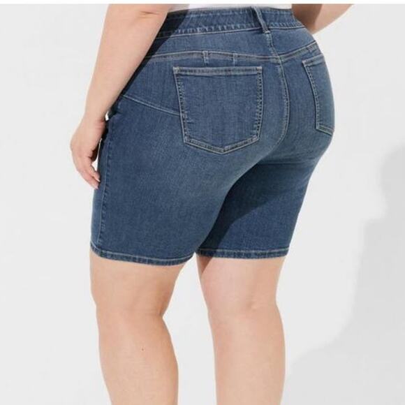 Torrid Plus Size Women's Denim Bermuda Shorts Medium Wash Whiskering Size 24 - Picture 2 of 11